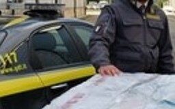 Asse Napoli-Dubai per il contrabbando internazionale di sigarette, scacco al clan Di Lauro: 8 arresti tra Italia, Spagna ed Emirati Arabi
