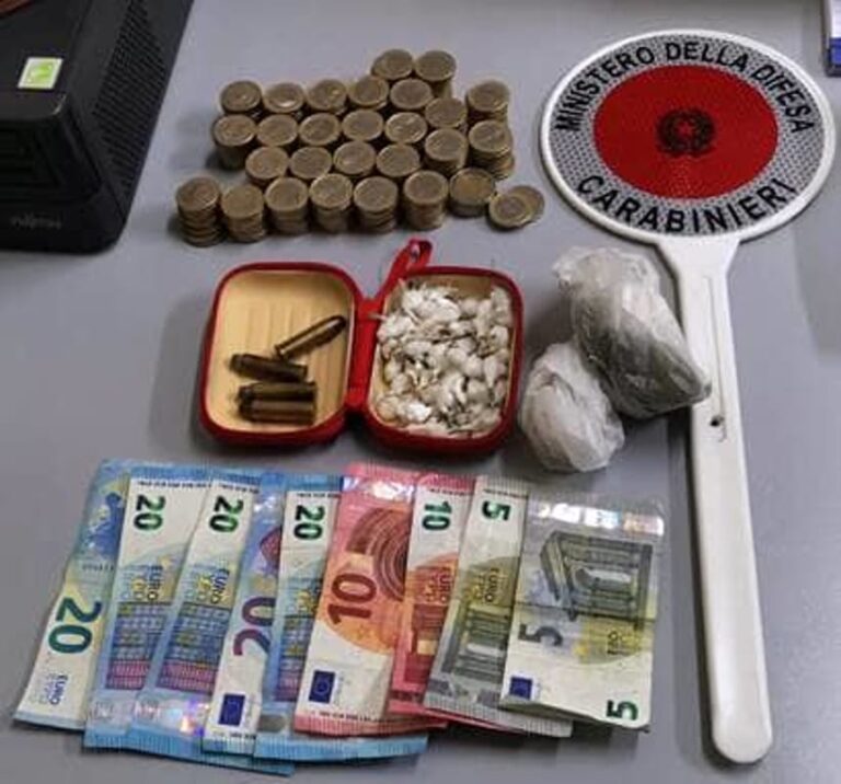 Ripuliscono le slot machine e minacciano il titolare del locale sulla Domitiana: arrestati 28enne e 20enne di Mondragone