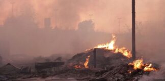 Terra dei fuochi, ennesimo incendio nel campo rom di Scampia: studenti, insegnanti e genitori in piazza per chiedere maggiori controlli