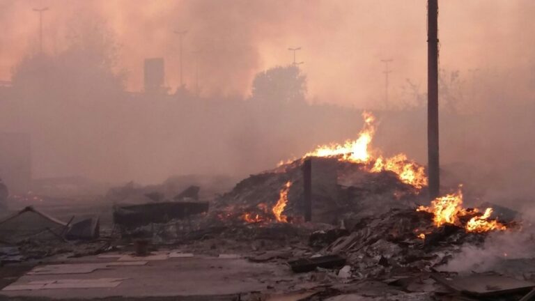 Terra dei fuochi, ennesimo incendio nel campo rom di Scampia: studenti, insegnanti e genitori in piazza per chiedere maggiori controlli
