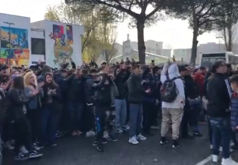 Studenti del Ferraris da tre giorni in protesta per i continui roghi nel campo rom di Scampia, Paipais: “Chiesto tavolo fisso in Regione Campania”