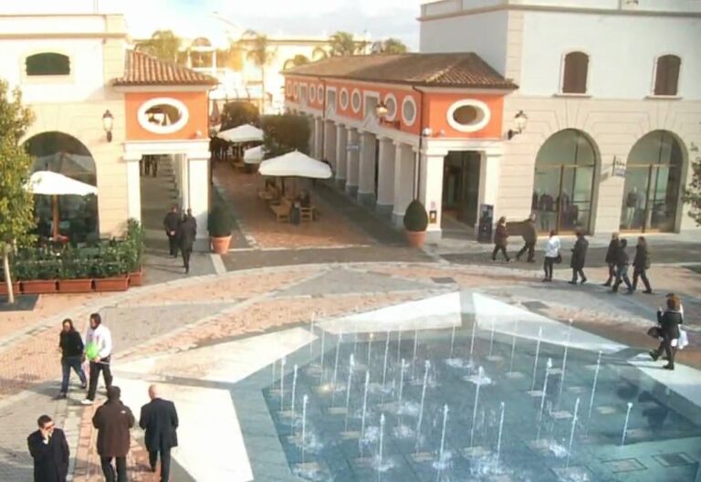 Marcianise, ruba un capo d’abbigliamento da un negozio della Reggia Outlet e si dà alla fuga: arrestato dai carabinieri