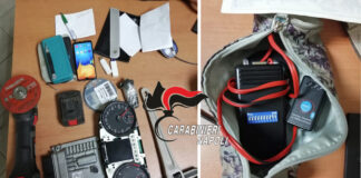 Inseguito e bloccato a bordo di un’auto rubata, trovato in possesso del ‘kit del ladro’: arrestato 32enne a Scampia. In fuga i complici