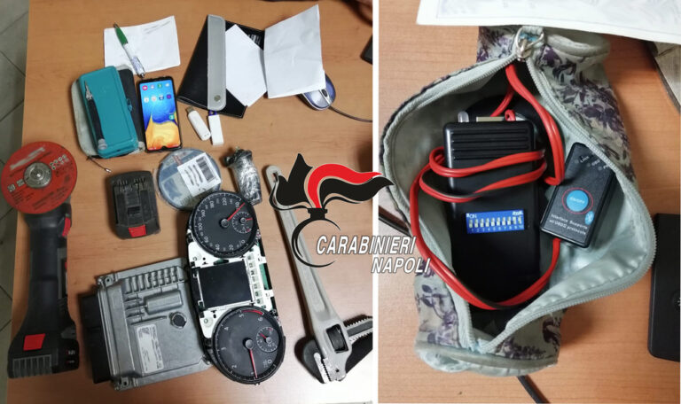 Inseguito e bloccato a bordo di un’auto rubata, trovato in possesso del ‘kit del ladro’: arrestato 32enne a Scampia. In fuga i complici