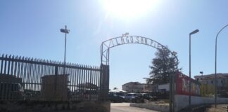 FOTO Mercatino dell’usato a Orta di Atella, i problemi restano: sosta selvaggia e merce non tracciabile. E i vigili urbani latitano