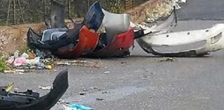 Napoli, la strada dei ‘carrozzieri’ ricolma di paraurti di auto rubate: i residenti denunciano lo stato di abbandono della zona