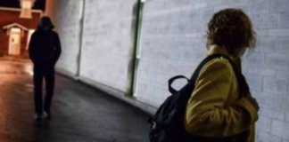 Perseguita, minaccia e picchia anche davanti ai figli una donna della quale era invaghito: in carcere 33enne del Casertano