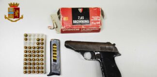 Caserta, nasconde in casa una pistola con matricola abrasa e anabolizzanti per 100mila euro: ai domiciliari militare dell’esercito 33enne