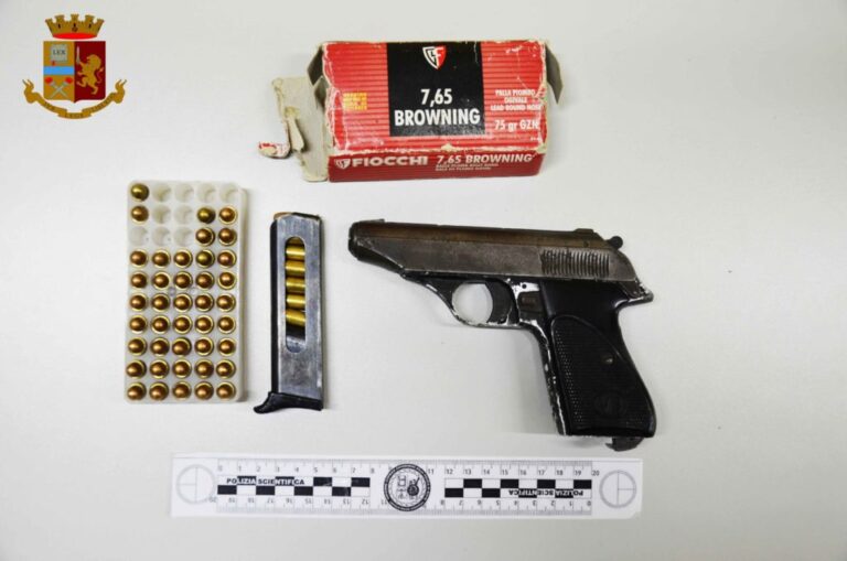 Caserta, nasconde in casa una pistola con matricola abrasa e anabolizzanti per 100mila euro: ai domiciliari militare dell’esercito 33enne