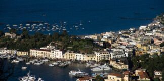 Costruiti muretti, cancello e spianato terreno comunale per facilitare la via di accesso alla proprietà: denunciata per abuso edilizio una 74enne di Ischia