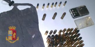 Napoli, polizia sequestra 90 proiettili di vario calibro nei Quartieri Spagnoli: la ‘armeria’ rinvenuta in una cassetta dell’energia elettrica