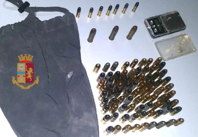 Napoli, polizia sequestra 90 proiettili di vario calibro nei Quartieri Spagnoli: la ‘armeria’ rinvenuta in una cassetta dell’energia elettrica