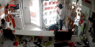 Ripulirono il negozio portando via 70 smartphone: arrestati due pregiudicati nel Napoletano