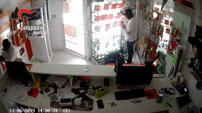 Ripulirono il negozio portando via 70 smartphone: arrestati due pregiudicati nel Napoletano