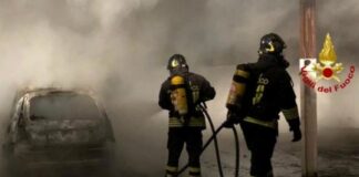 Paura nella notte a Trentola Ducenta, incendio distrugge la copertura di un deposito e due auto: intervengono i vigili del fuoco