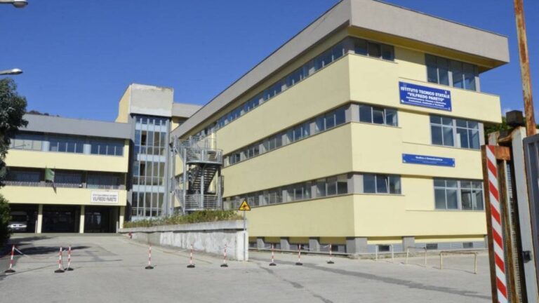 Ennesimo raid vandalico all’istituto ‘Pareto’ di Pozzuoli, aule e corridoi inondati di creolina: la scuola costretta a sospendere le lezioni. È caccia ai responsabili
