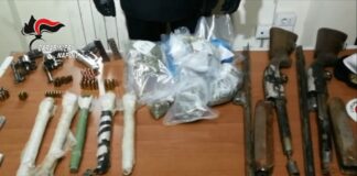 Maxi sequestro tra Sant’Arpino e Sant’Antimo, oltre 800 grammi di marijuana e un arsenale di armi nascosti in un palazzo in ristrutturazione: indagano i carabinieri