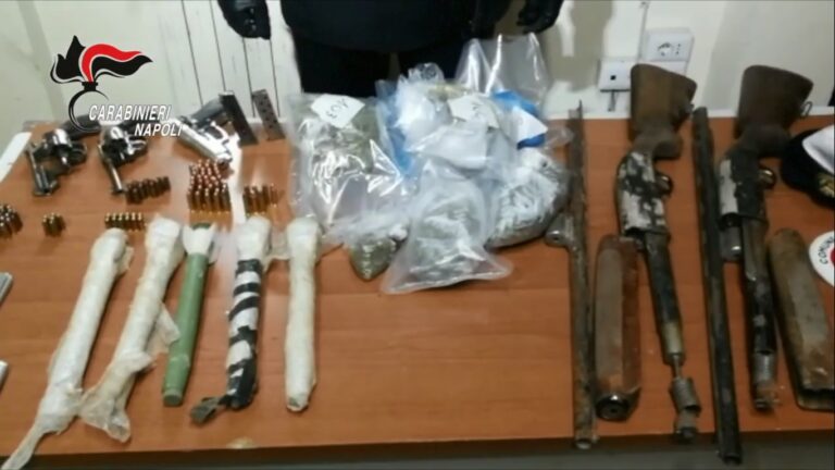 Maxi sequestro tra Sant’Arpino e Sant’Antimo, oltre 800 grammi di marijuana e un arsenale di armi nascosti in un palazzo in ristrutturazione: indagano i carabinieri