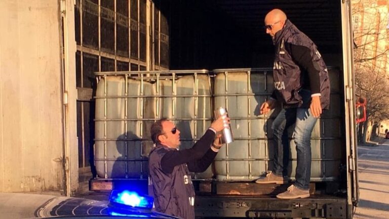 Gasolio di contrabbando, sequestrato autoarticolato nel Casertano con 26mila litri di carburante: denunciati i due autisti
