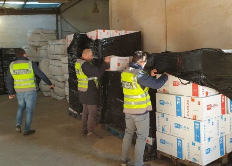 Contrabbando nel Napoletano, oltre 9 tonnellate di sigarette sequestrate: arrestato 53enne