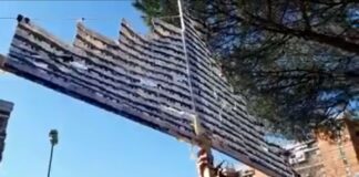 VIDEO Al via i lavori di abbattimento della Vela Verde, studenti di molte scuole in corteo: “Scampia è nostra e non di chi la giostra”