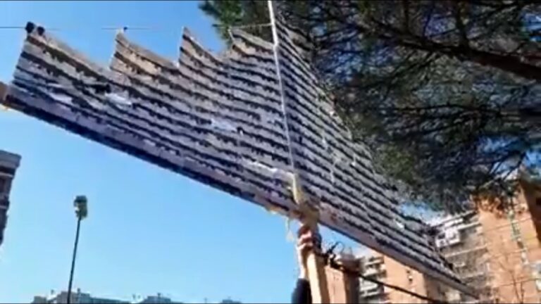 VIDEO Al via i lavori di abbattimento della Vela Verde, studenti di molte scuole in corteo: “Scampia è nostra e non di chi la giostra”