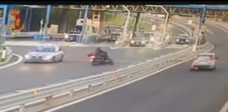 Napoli, 25enne pregiudicato fugge in Tangenziale contromano e senza casco: maxi sanzione da 10mila euro allo sconsiderato centauro