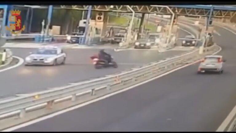 Napoli, 25enne pregiudicato fugge in Tangenziale contromano e senza casco: maxi sanzione da 10mila euro allo sconsiderato centauro