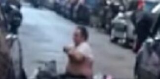 Napoli, gesto di disperazione di un venditore abusivo di calzini: si denuda si mette al centro della strada. Traffico in tilt