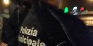 Incredibile ad Afragola, trasportano una Vespa in sella a uno scooter