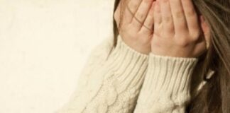 Shock a Siracusa, violenta una donna mentre l’amico registra il video con il cellulare: arrestati due giovani