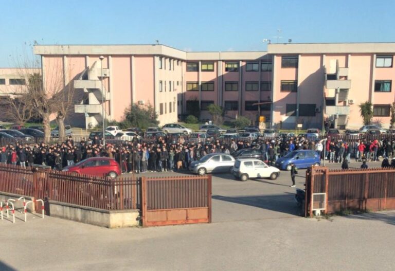 Caos all’istituto “Volta” di Aversa, bagni otturati e puzza nelle aule da mesi: gli studenti disertano le lezioni