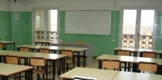 Castellammare di Stabia, trentina di genitori irrompe a scuola: aggredita una docente di sostegno