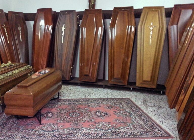 Rischio collasso funerali in Campania, la denuncia dei sindacati: le imprese si rifiutano per paura del contagio da Coronavirus
