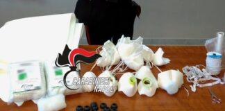 Coronavirus, produce mascherine in casa senza autorizzazione e le vende online: denunciato 48enne di Acerra