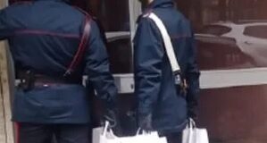 Difficoltà economiche a causa del Coronavirus, chiama i carabinieri e gli mostra il frigo vuoto: gli uomini dell’Arma fanno la spesa per una famiglia di Sant’Antimo