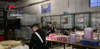 Coronavirus, scoperto nel Napoletano centro abusivo per la produzione di igienizzante mani: attività sequestrata e titolare denunciato