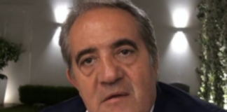 Afragola, oscurati i manifesti ‘anti pizzo’ di Antonio Moccia: dietrofront del sindaco Grillo