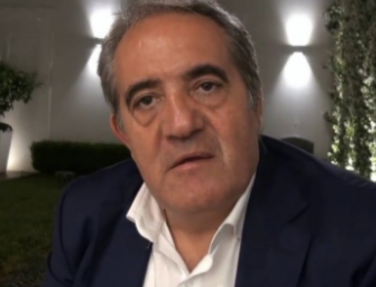 Afragola, oscurati i manifesti ‘anti pizzo’ di Antonio Moccia: dietrofront del sindaco Grillo