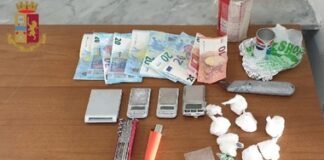 Scoppia la lite condominiale nel Napoletano, giungono i carabinieri e scoprono la droga e uno scooter rubato: 52enne arrestato per spaccio, lesioni e ricettazione