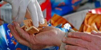 FOTO Orta di Atella, il convento dei frati minori in prima linea contro il coronavirus: paniere con alimenti calato ogni giorno dal balcone. Bravi, siete la vera Chiesa
