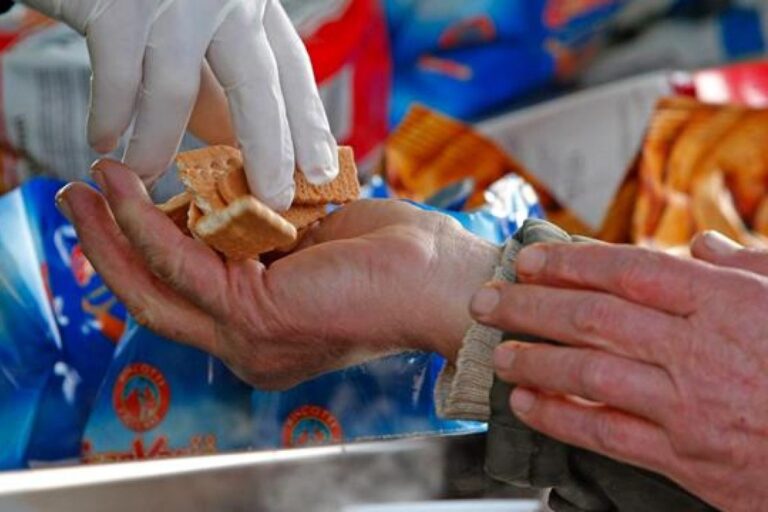 FOTO Orta di Atella, il convento dei frati minori in prima linea contro il coronavirus: paniere con alimenti calato ogni giorno dal balcone. Bravi, siete la vera Chiesa