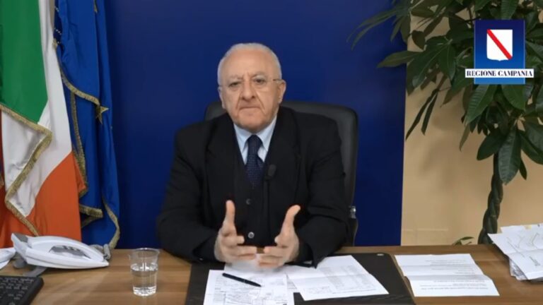Covid in Campania, De Luca: “Test febbre nelle singole scuole”. Toti e Bonaccini contro stop mobilità