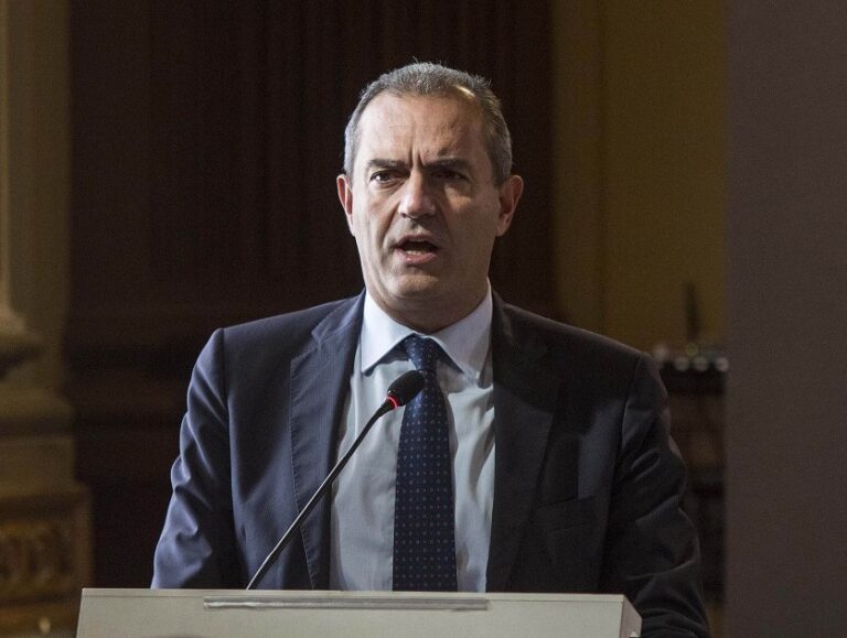 Coronavirus a Napoli, il Comune adotta una serie di misure per affrontare l’emergenza. De Magistris: “Soppressione delle tasse del 2020 per le attività commerciali, economiche e produttive”