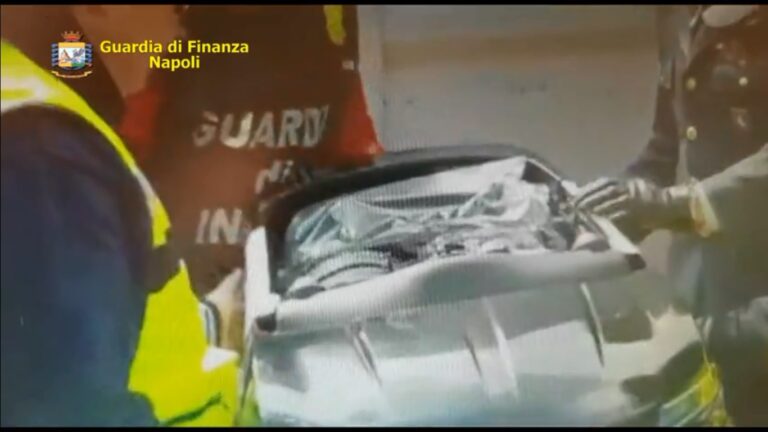 Napoli, sequestrato nel porto un container con 386 auto elettriche per bambini contraffatte provenienti dalla Cina