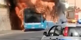 Paura a Pozzuoli, scoppia incendio a bordo di un autobus di linea: mezzo distrutto. Illesi autista e passeggeri