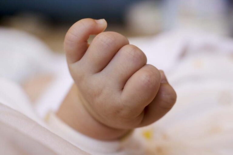 Neonata morta in culla nel Casertano, indagati per omicidio i genitori
