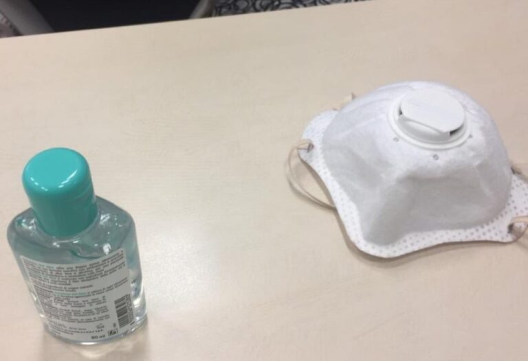 Speculazione sul Coronavirus a Napoli, mascherine e gel igienizzante per le mani venduti a prezzi spropositati: denunciato farmacista a Chiaia