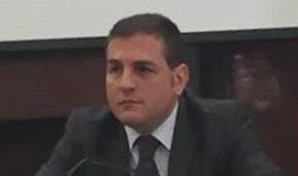 FOTO Casalnuovo, le attività sono sospese per il Coronavirus e la scuola viene vandalizzata. Il sindaco Pelliccia: “Tutto sarà rimesso a nuovo”