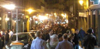 Movida violenta a Napoli, baby gang ruba uno scooter e picchia chi si oppone